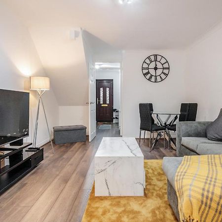 Lovely House In Dagenham / Barking With Free Parking, Wifi & Garden Extérieur photo