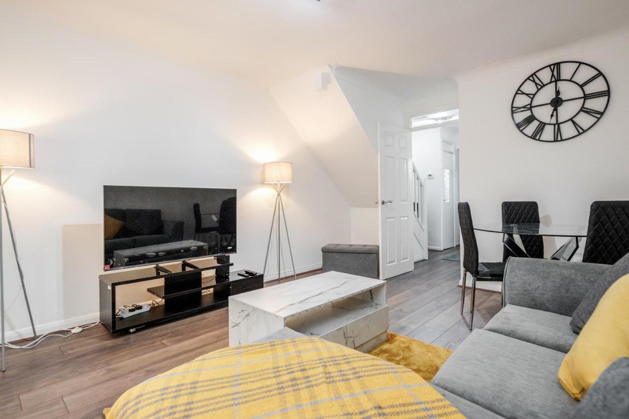 Lovely House In Dagenham / Barking With Free Parking, Wifi & Garden Extérieur photo