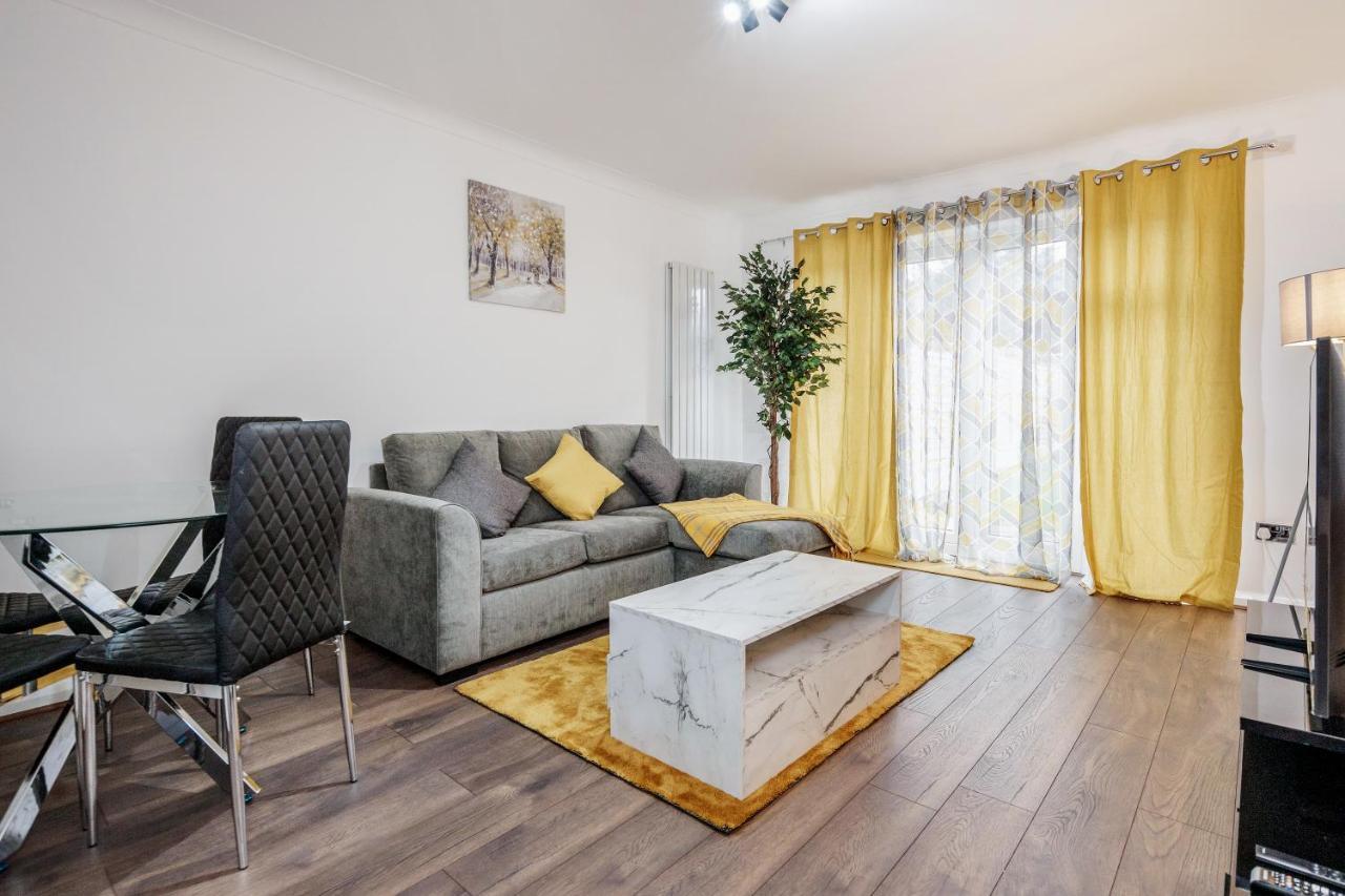 Lovely House In Dagenham / Barking With Free Parking, Wifi & Garden Extérieur photo