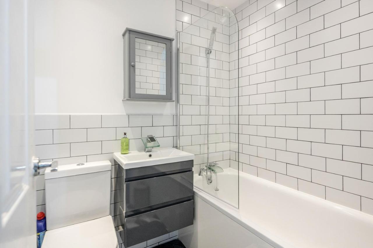 Lovely House In Dagenham / Barking With Free Parking, Wifi & Garden Extérieur photo