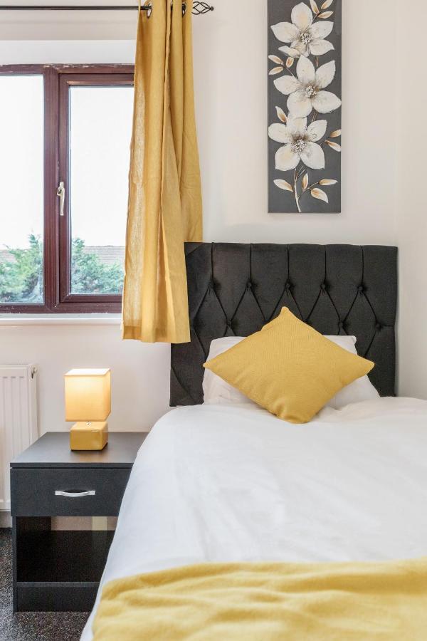 Lovely House In Dagenham / Barking With Free Parking, Wifi & Garden Extérieur photo