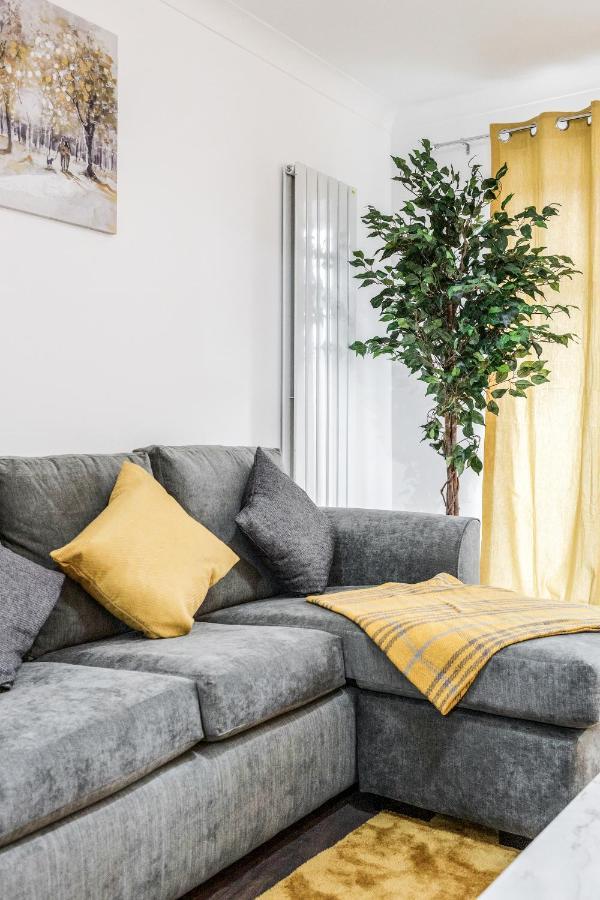 Lovely House In Dagenham / Barking With Free Parking, Wifi & Garden Extérieur photo
