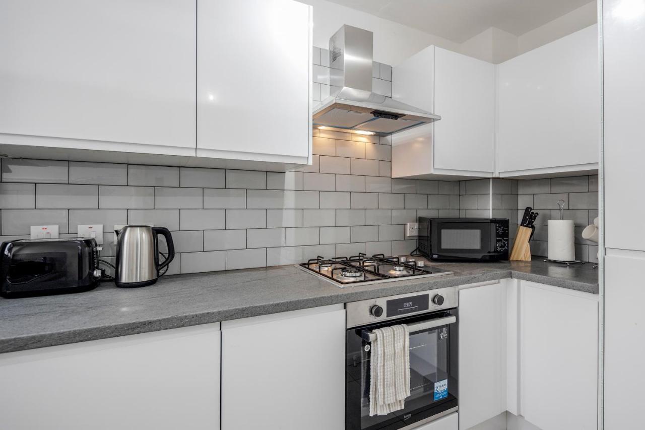 Lovely House In Dagenham / Barking With Free Parking, Wifi & Garden Extérieur photo