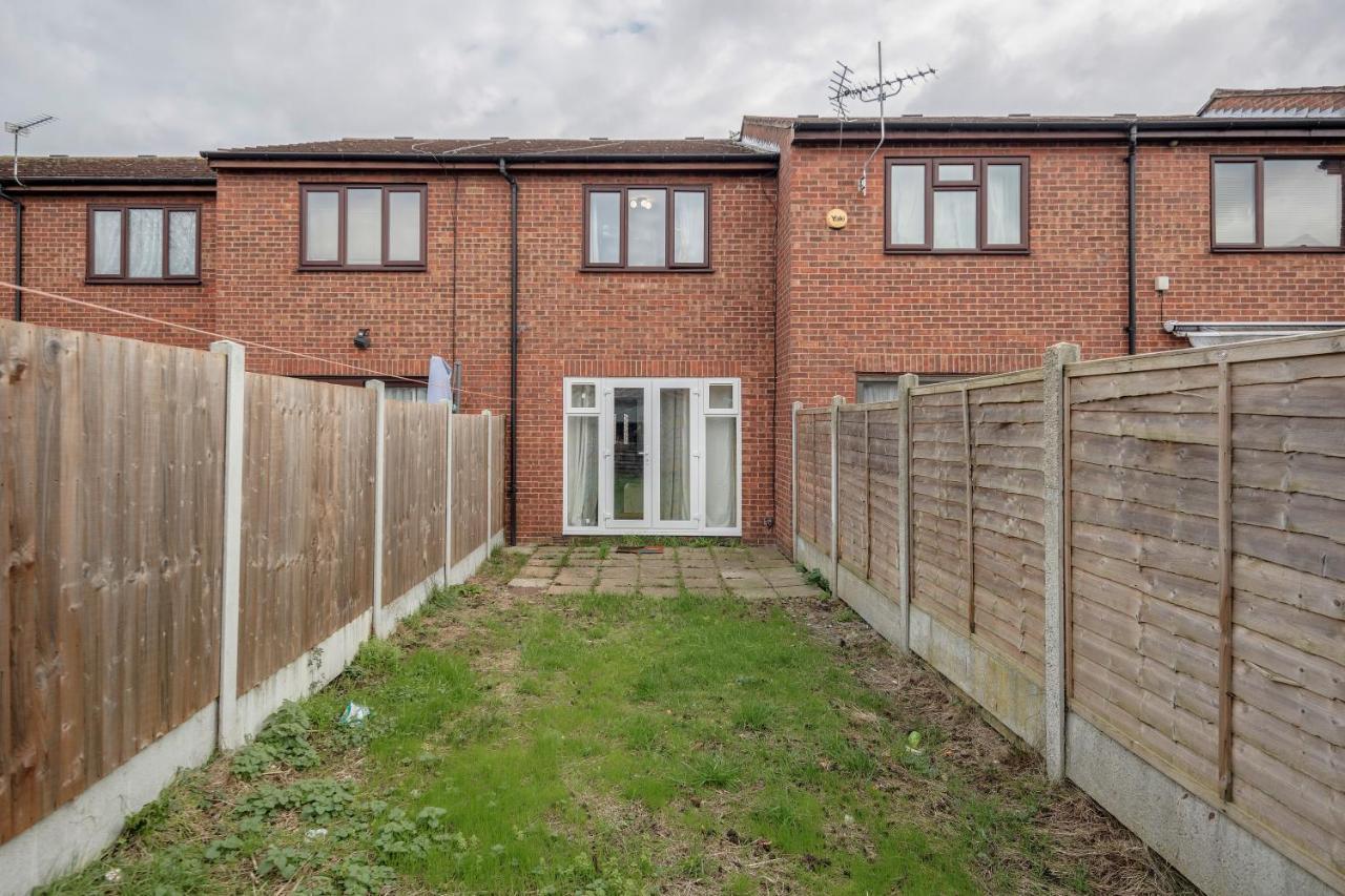 Lovely House In Dagenham / Barking With Free Parking, Wifi & Garden Extérieur photo