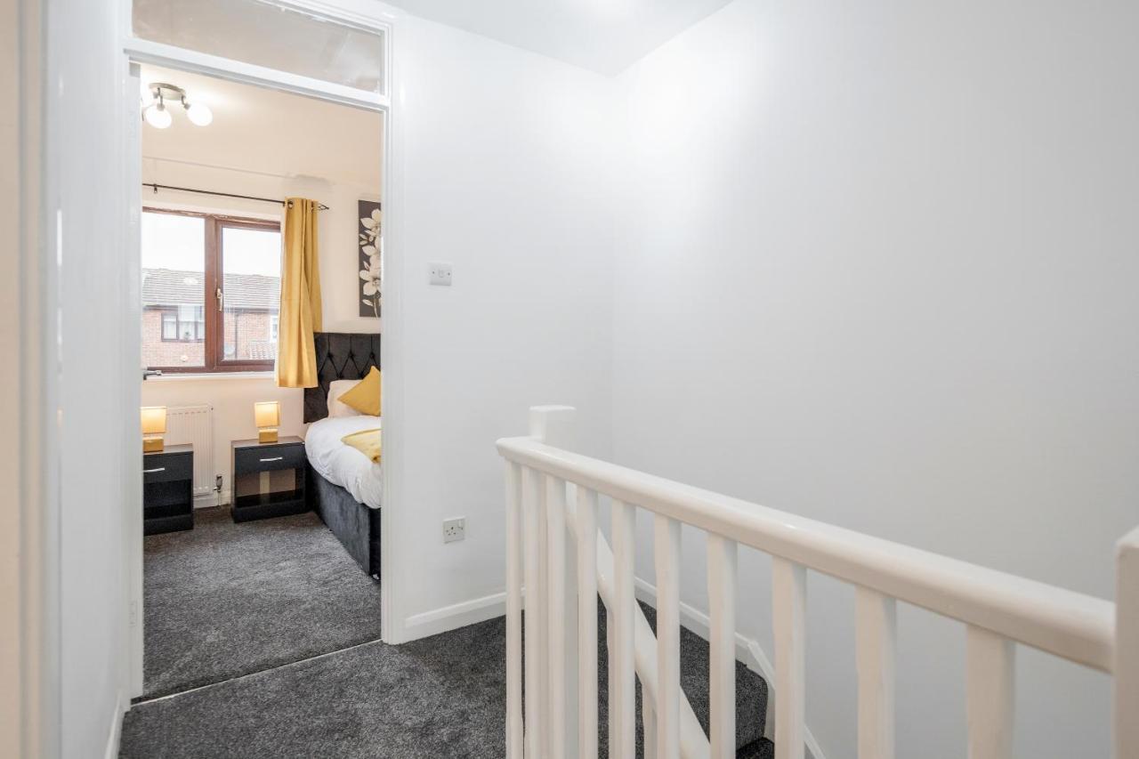 Lovely House In Dagenham / Barking With Free Parking, Wifi & Garden Extérieur photo