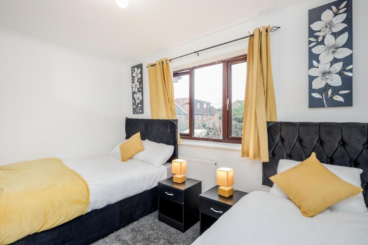 Lovely House In Dagenham / Barking With Free Parking, Wifi & Garden Extérieur photo