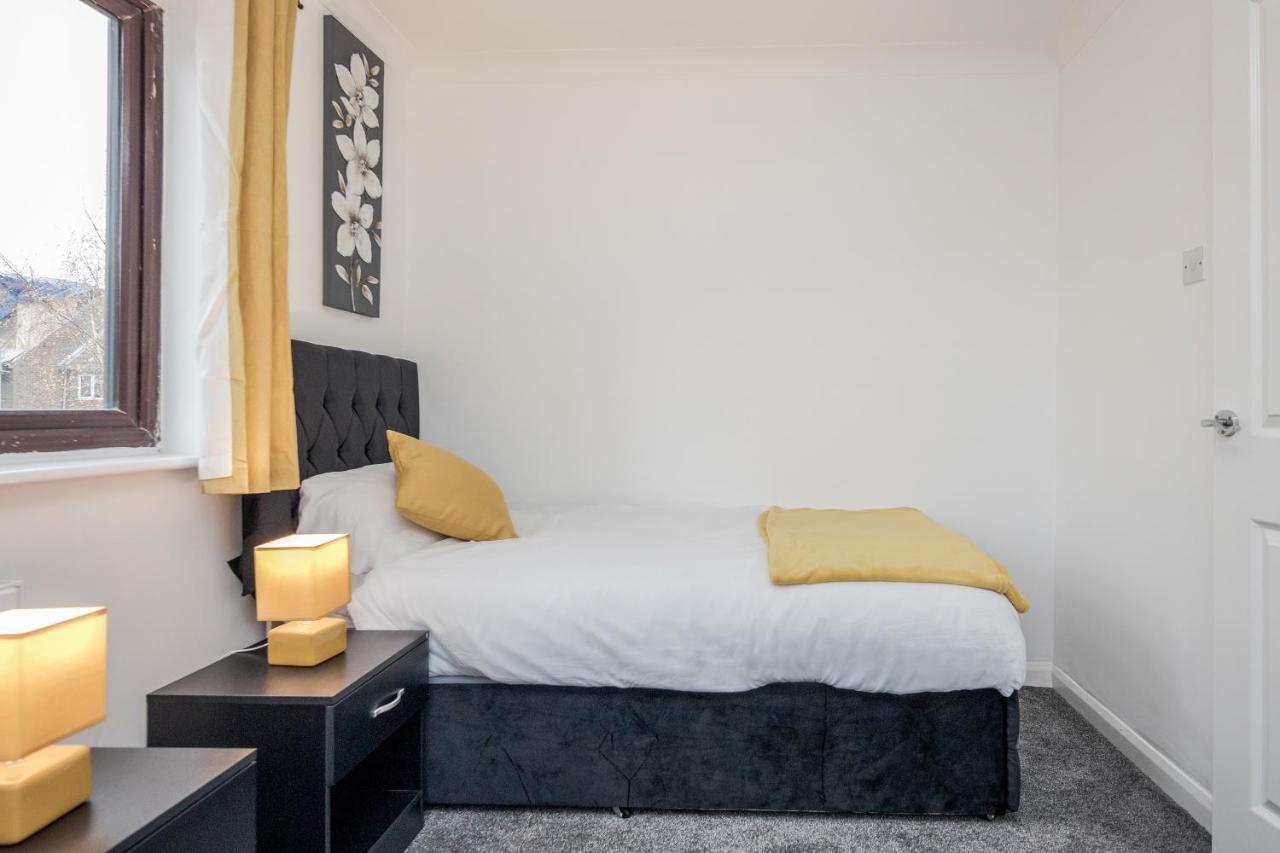Lovely House In Dagenham / Barking With Free Parking, Wifi & Garden Extérieur photo
