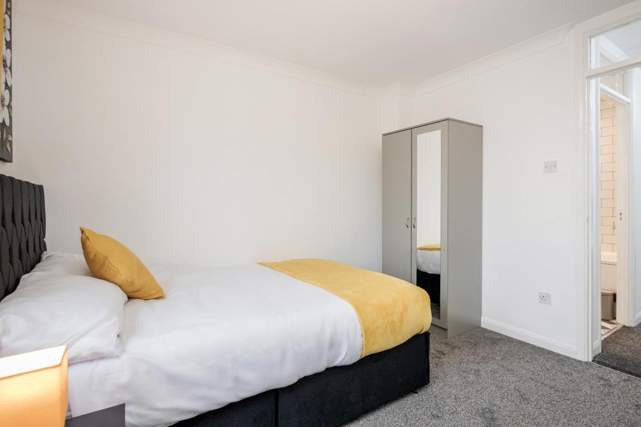 Lovely House In Dagenham / Barking With Free Parking, Wifi & Garden Extérieur photo