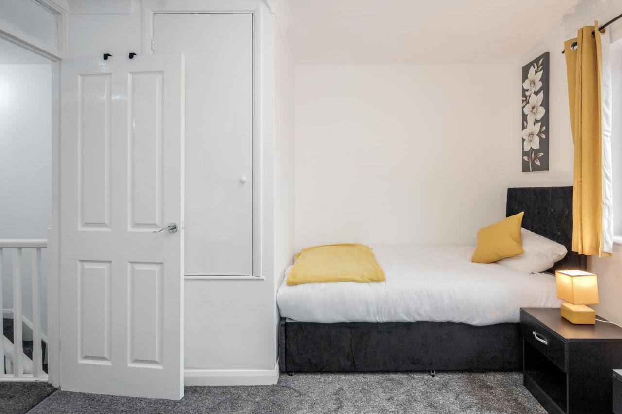 Lovely House In Dagenham / Barking With Free Parking, Wifi & Garden Extérieur photo