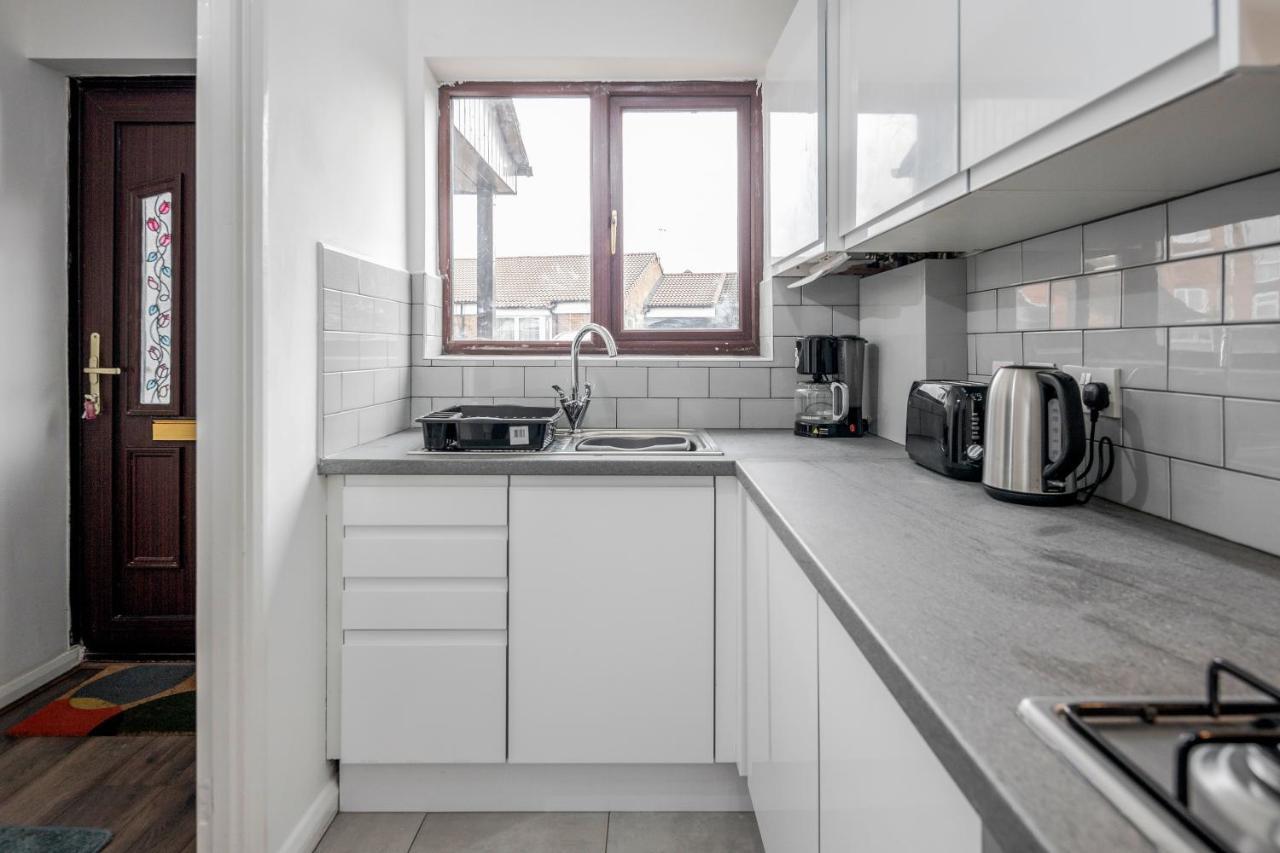Lovely House In Dagenham / Barking With Free Parking, Wifi & Garden Extérieur photo